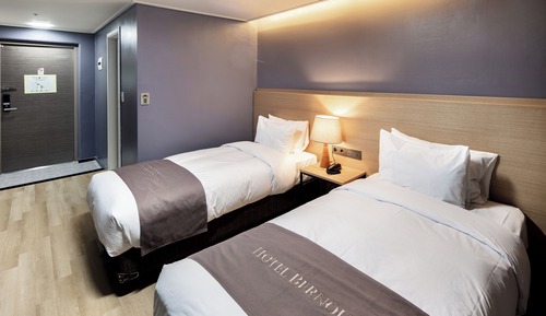 Superior Twin Room (Personal Account Access to Netflix)