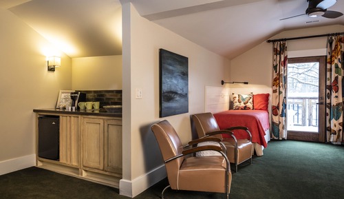 Family Room, 1 King Bed and 2 Twin Beds (Room 09)