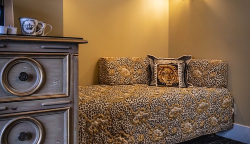 Comfort Room, 1 Queen Bed (Room 08)
