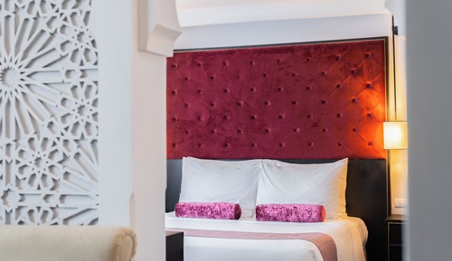Presidential Pool Suite - A bottle of wine and High Tea