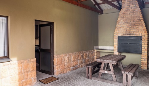 Luxury Bungalow (4 Sleeper Rondavel)