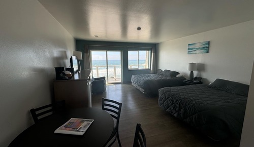 Standard Room, 2 Queen Beds, Roll-in Shower, Oceanfront
