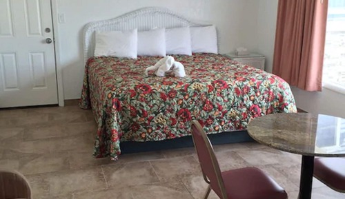 Comfort Room, 1 King Bed, Kitchenette