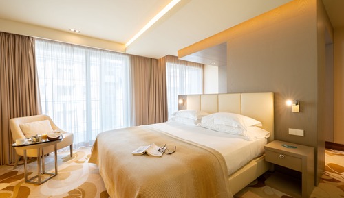 Deluxe Double Room (with extra bed 2 adults and 1 kid)