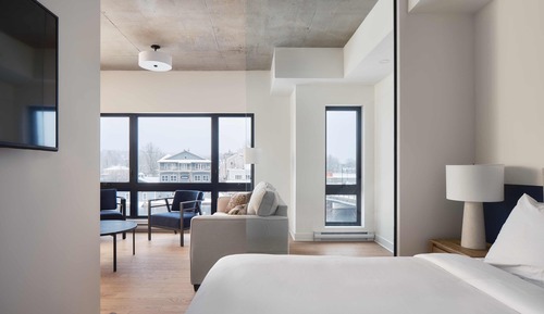 306 - 3rd Floor Deluxe studio, Queen Bed, Lake View