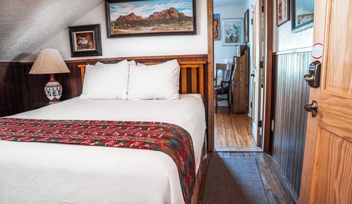 Deluxe Suite (Sunrise Suite 2nd floor, No Pets)