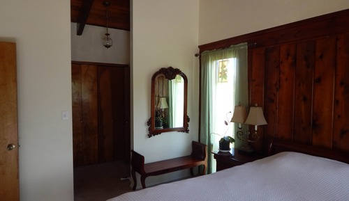 Deluxe Room, 1 Queen Bed, Private Bathroom (Master)
