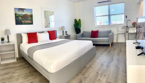 Exclusive Studio Suite, 1 King Bed, Kitchenette, Beach View