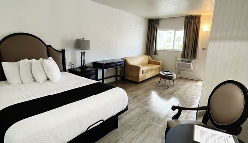 Classic Studio, 1 King Bed with Sofa bed