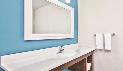 Room, 1 King Bed, Hearing Accessible, Non Smoking (Mobility/hearing, Roll-in Shower)