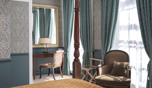 Four Poster Room