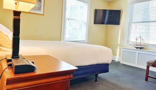 Standard Room, 1 Queen Bed, Private Bathroom