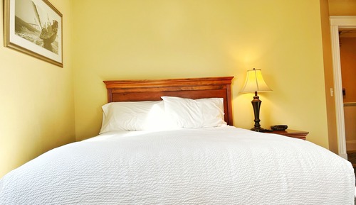 Standard Room, 1 Queen Bed, Private Bathroom, Corner