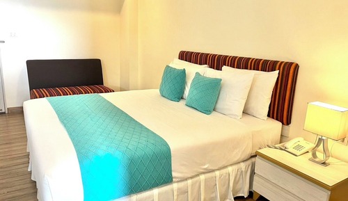 Deluxe Studio, 1 King Bed, Non Smoking