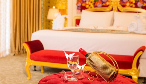 Honeymoon Suite