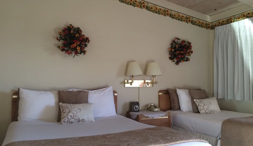 Comfort Room, 1 Queen and 1 Single Bed
