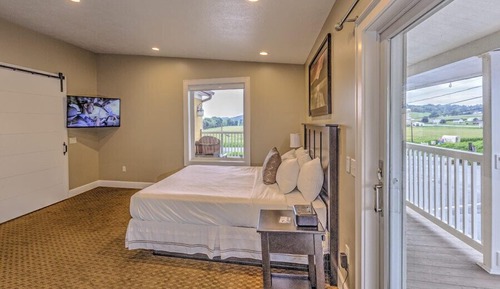 King Suite with Balcony (402)