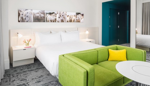 Room, 1 King Bed, Corner