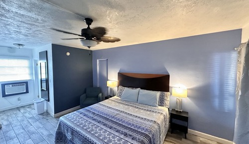 Single Room, 1 King Bed, Kitchenette