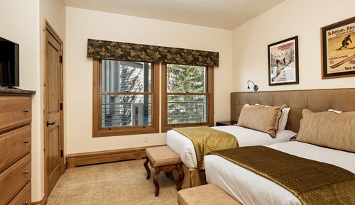 Deluxe Condo, 2 Bedrooms, Fireplace, Hill View (C5)