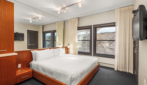 Deluxe Condo, 3 Bedrooms, Fireplace, Hill View (C2)