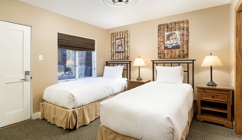 Deluxe Condo, 2 Bedrooms, Fireplace, Mountain View (180)