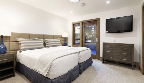 Deluxe Condo, 3 Bedrooms (210)
