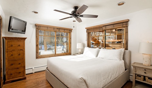 Deluxe Condo, 3 Bedrooms (310)