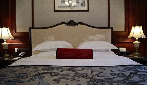 Room, Garden View