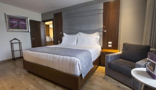 Junior Suite, 1 King Bed, Microwave, Tower (Deluxe Junior)
