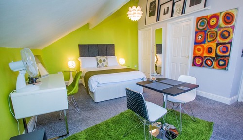 Premier Studio, Ensuite (Studio 7- Idris)