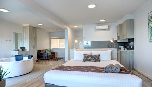 Luxury Studio, 1 King Bed, Jetted Tub, Sea View