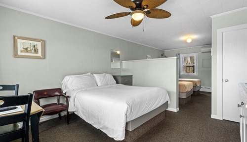 Sleeping Unit, 1 Queen and 2 Single Beds , Kitchenette