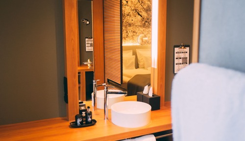 Deluxe Room, 1 King Bed, Courtyard View