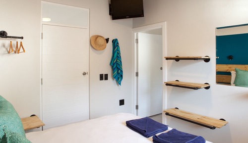 Comfort Room, 1 Bedroom (Red)