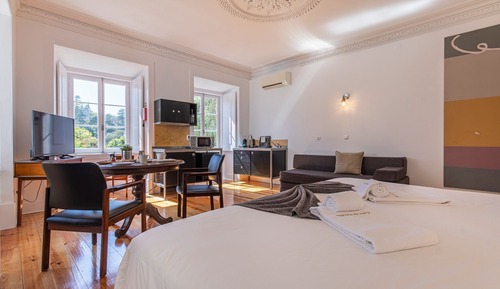 Superior Studio, 1 King Bed, Private Bathroom