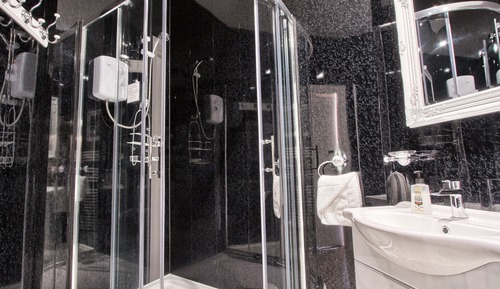 Suite, Ensuite (Room 2)