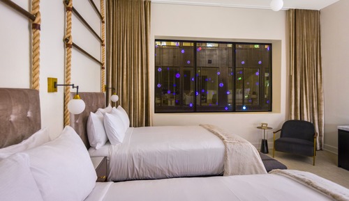 Signature Room, 2 Queen Beds, Kitchenette