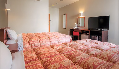 Twin Room, Smoking