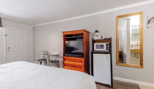 Standard Room, 1 King Bed