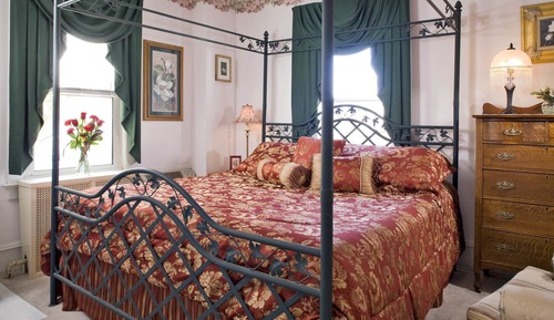 Room, Private Bathroom (Magnolia)