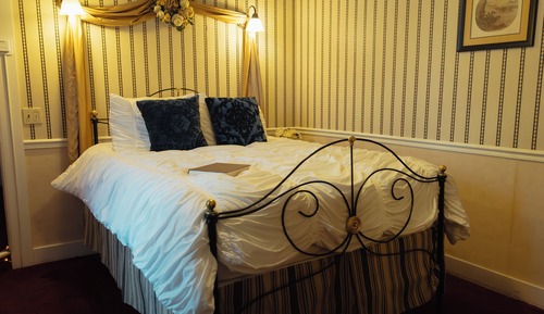 Room (Maximum 2 Guests)