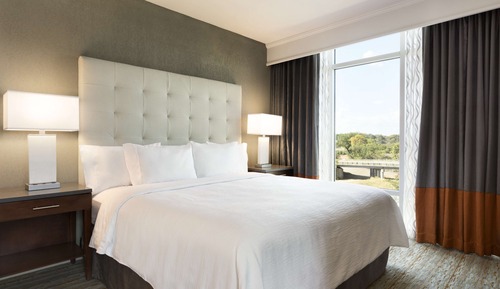 Suite, 1 King Bed, Accessible, Balcony