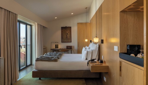 Premium Suite, 1 Queen Bed, City View