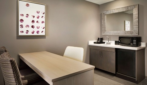 Suite, 1 King Bed, Accessible