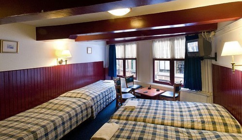 5 person room with shared bathroom