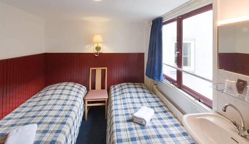 Twin room with shared bathroom