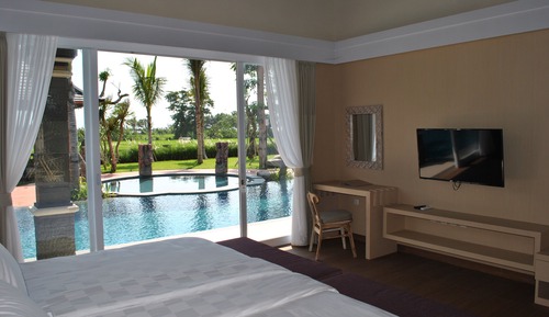 Lagoon Pool Access
