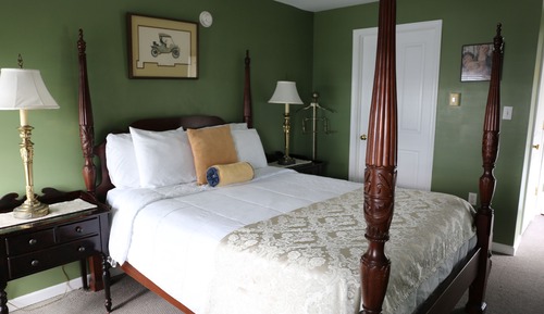The Bugsy Siegel Guestroom