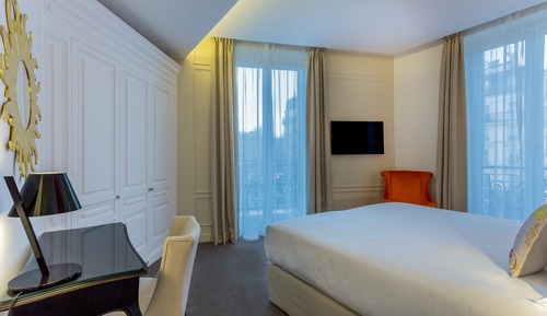 Deluxe Triple Room - Duchesse - Eiffel Tower Side View left or right by opening the window